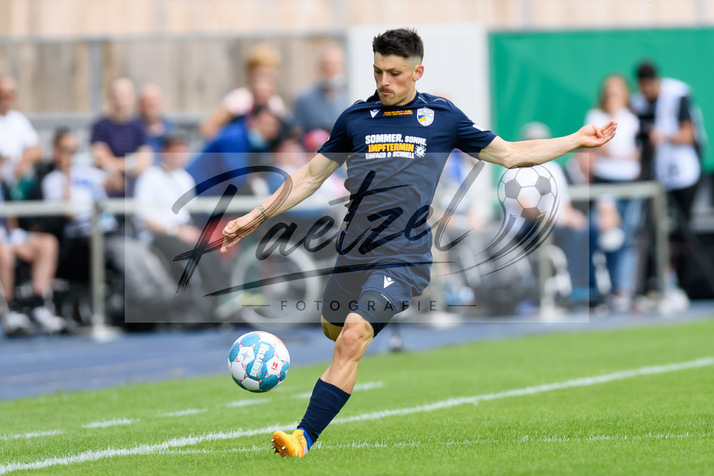 JENKOE20210808_118 | Fussball, Herren: Lucas Stauffer (FC Carl Zeiss Jena) in Aktion, am Ball, Einzelaktion beim Spiel der 1. Runde im DFB-Pokal zwischen FC Carl Zeiss Jena und 1. FC Koeln im Ernst-Abbe-Sportfeld am 08.08.2021 in Jena, Deutschland.DFB / DFL REGULATIONS PROHIBIT ANY USE OF PHOTOGRAPHS AS IMAGE SEQUENCES AND/OR QUASI-VIDEO. - Realisiert mit Pictrs.com