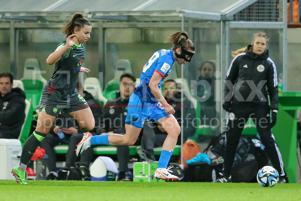 Fussball, Google Pixel Frauen-Bundesliga, VfL Wolfsburg - RB Leipzig | v.li.: Lena Oberdorf (VfL Wolfsburg, 5) und Julia Pollak (RB Leipzig, 29) im Laufduell, Zweikampf, Duell, Dynamik, Aktion, Action, Spielszene, DIE DFB-RICHTLINIEN UNTERSAGEN JEGLICHE NUTZUNG VON FOTOS ALS SEQUENZBILDER UND/ODER VIDEOÄHNLICHE FOTOSTRECKEN. DFB REGULATIONS PROHIBIT ANY USE OF PHOTOGRAPHS AS IMAGE SEQUENCES AND/OR QUASI-VIDEO.
