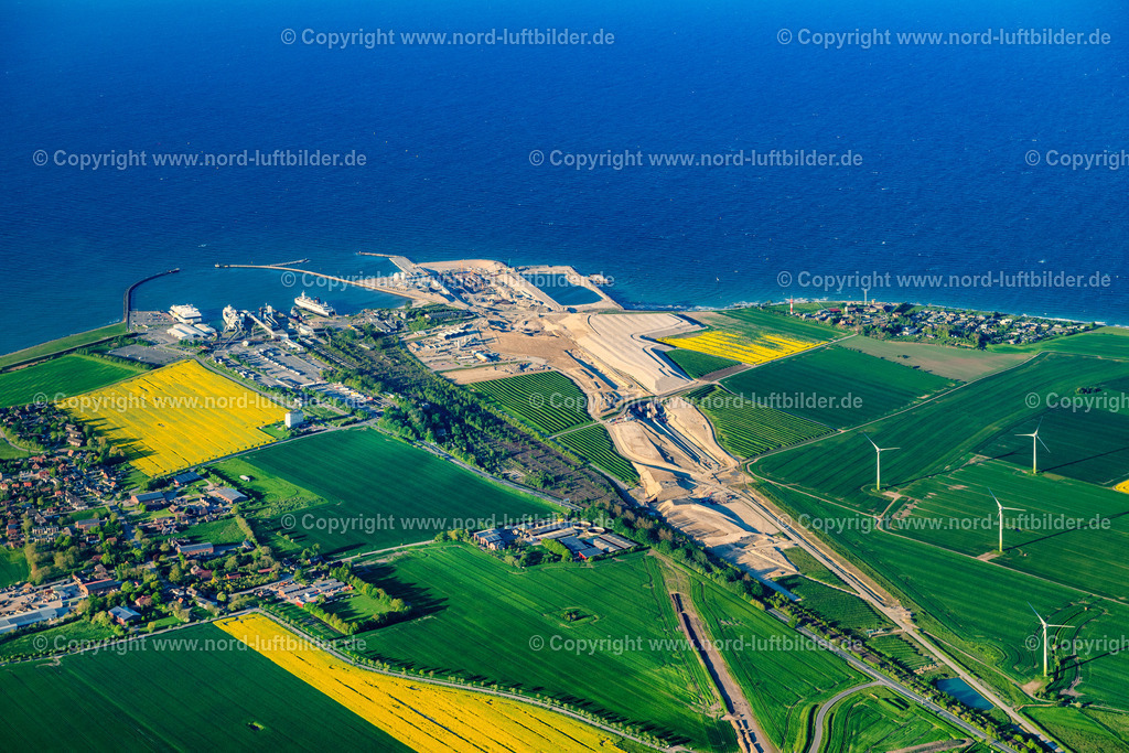 Fehmarn_Puttgarden_ELS_2041150524 | PUTTGARDEN 01.05.2024 Baustelle mit Tunnelführungsarbeiten für die Streckenführung und den Verlauf des Fehmarnbelt-Tunnel der Ostsee an der Fährhafenstraße in Puttgarden auf der Insel Fehmarn im Bundesland Schleswig-Holstein, Deutschland. Weiterführende Informationen bei: BPM Ingenieurgesellschaft mbH,  DEGES Deutsche Einheit Fernstraßenplanungs- und -bau GmbH,  Dr. Lehners + Wittorf Beratende Ingenieure Partnerschaftsgesellschaft mbB,  ELECNOR S.A.,  Femern A/S,  GROTHE BAU GmbH & Co. KG,  Max Bögl Bauservice GmbH & Co. KG,  VINCI,  Wayss & Freytag Ingenieurbau AG. // Construction site with tunnel guide for the route of Fehmarnbelt- Tunnel on street Faehrhafenstrasse in Puttgarden on the island of Fehmarn in the state Schleswig-Holstein, Germany. Further information at: BPM Ingenieurgesellschaft mbH,  DEGES Deutsche Einheit Fernstrassenplanungs- und -bau GmbH,  Dr. Lehners + Wittorf Beratende Ingenieure Partnerschaftsgesellschaft mbB,  ELECNOR S.A.,  Femern A/S,  GROTHE BAU GmbH & Co. KG,  Max Boegl Bauservice GmbH & Co. KG,  VINCI,  Wayss & Freytag Ingenieurbau AG. Foto: Martin Elsen