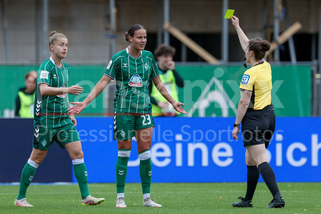 Fussball, Google Pixel Frauen-Bundesliga, SV Werder Bremen - TSG 1899 Hoffenheim | v.li.: Michelle Ulbrich (SV Werder Bremen, 5), Hanna Nemeth (SV Werder Bremen, 23) bekommt von Schiedsrichterin Levke Scholz die gelbe Karte, Verwarnung gezeigt, DIE DFB-RICHTLINIEN UNTERSAGEN JEGLICHE NUTZUNG VON FOTOS ALS SEQUENZBILDER UND/ODER VIDEOÄHNLICHE FOTOSTRECKEN. DFB REGULATIONS PROHIBIT ANY USE OF PHOTOGRAPHS AS IMAGE SEQUENCES AND/OR QUASI-VIDEO.