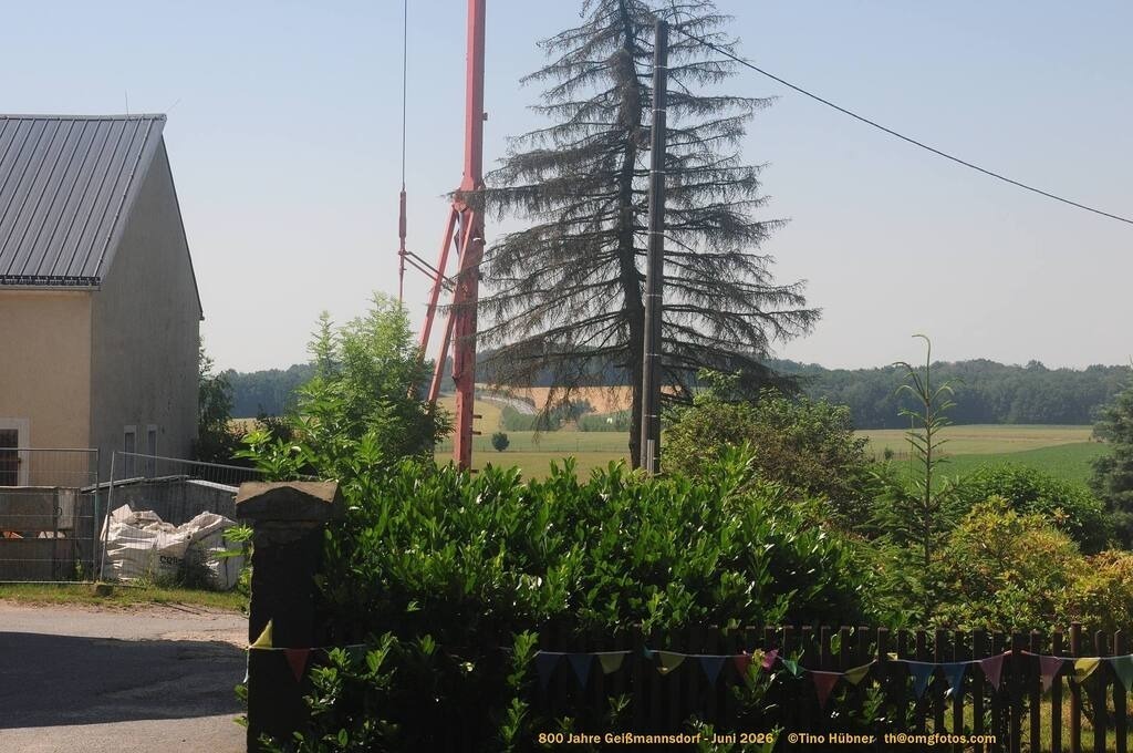 Geißmannsdorf-2026-Ortsbilder-038 | Geißmannsdorf bei Bischofswerda im Sommer 2026. Ein fotografischer Streifzug durch das Dorf Geißmannsdorf, mit Gebäuden, Straßen, Strohpuppen und geschmückten Vorgärten und Grundstücken anlässlich der 800-Jahr-Feier von Geißmannsdorf im Juni 2026 - Realisiert mit Pictrs.com