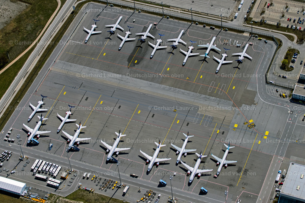 4021117 | MüNCHEN-FLUGHAFEN 08.04.2020 Passagierflugzeuge krisenbedingt stillgelegt auf der Parkpositionen und Abstellfläche auf dem Flughafen in München im Bundesland Bayern, Deutschland. // Passenger aircraft decommissioned due to the crisis on the parking positions and parking space at the airport in Munich in the state Bavaria, Germany. Foto: Gerhard Launer