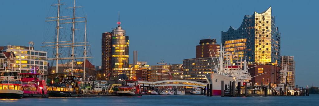 10250205 - Panoramablick auf die Elbphilharmonie | Blick über die Elbe auf eine im Abendlicht leuchtende Elbphilharmonie.