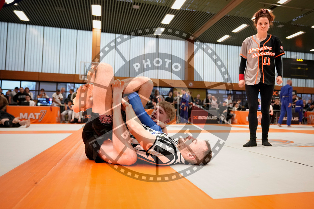 20231125PBB6911 | Fighters compete during the Grappling Industries Jiu-jitsu Championship in Berlin, Germany, on November 25, 2023.