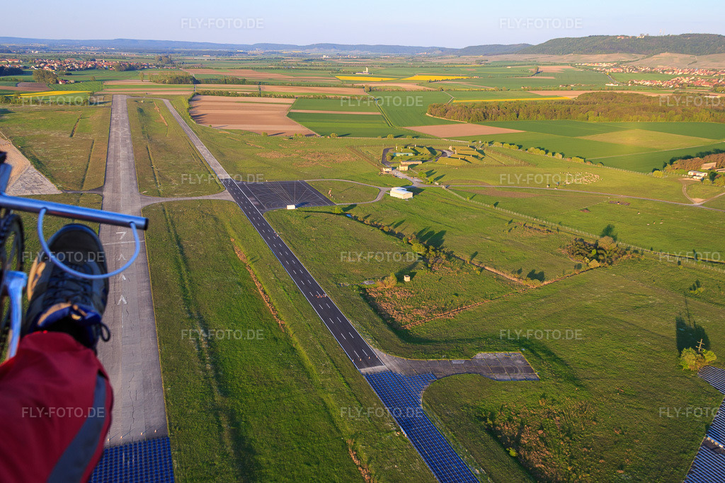 Luftbild: Runway des Flugplatz Kitzingen - EDGY im Ortsteil Hoheim in Kitzingen im Bundesland Bayern in Deutschland. Foto: IMG_088067.jpg vom 06.05.2016 durch Werner Riehm/FLY-FOTO.deLSC Kitzingen | Luftsport im Maindreieck