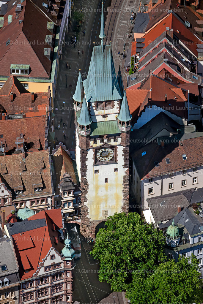 4033419 | FREIBURG IM BREISGAU 30.06.2020 Turm- Bauwerk Martinstor an der Kaiser-Joseph-Straße in der Altstadt in Freiburg im Breisgau im Bundesland Baden-Württemberg, Deutschland. Weiterführende Informationen bei: Stadt Freiburg im Breisgau. // Tower building Martinstor at the former historic city walls in Freiburg im Breisgau in the state Baden-Wurttemberg, Germany. Further information at: Stadt Freiburg im Breisgau. Foto: Gerhard Launer