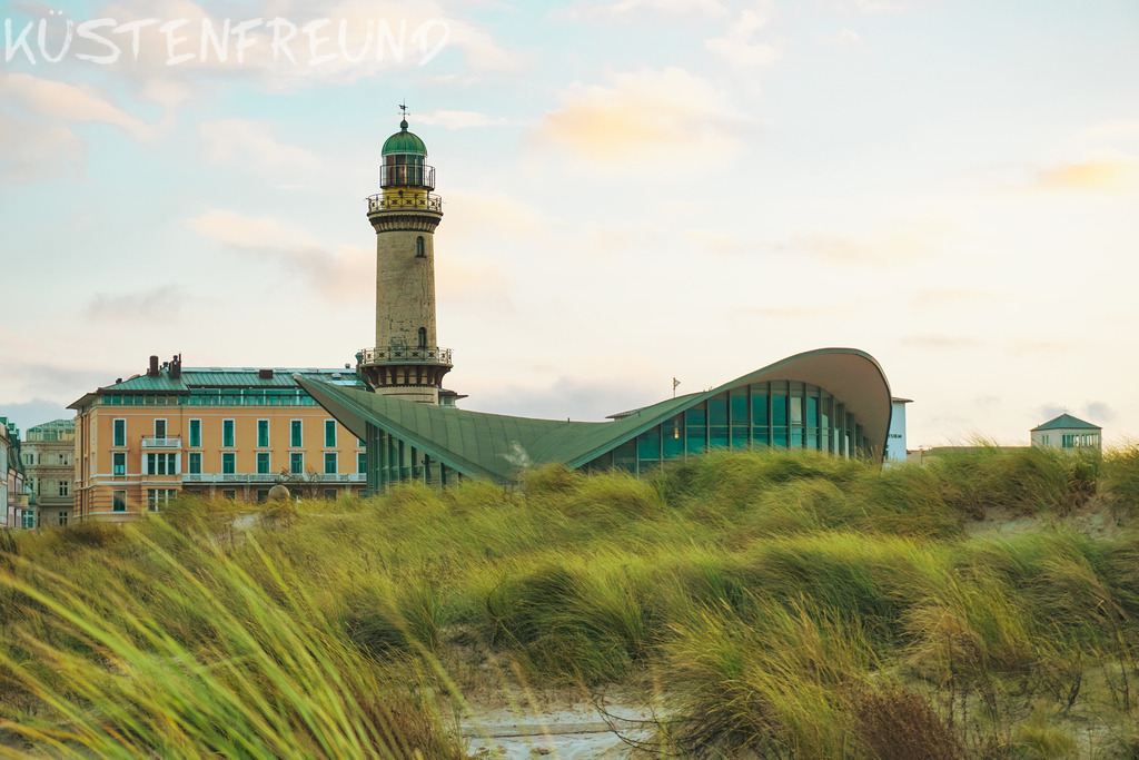 Wandbild: Warnemünde Leuchtturm | Entdecke deine Lieblingslandschaft von der Küste – auf Ostsee Leinwand, Nordsee Leinwand, Alu Dibond oder Acrylglas, passend für jeden Geschmack und Raum.