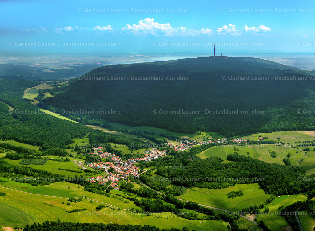 2822181 | MARIENTHAL 10.06.2008 Von Wald und Forstgebieten umgebener Ortskern der Straßen und Häuser und Wohngebiete in Marienthal Ahrtal im Bundesland Rheinland-Pfalz, Deutschland // Surrounded by forest and forest areas center of the streets and houses and residential areas in Marienthal Ahrtal in the state Rhineland-Palatinate, Germany Foto: Gerhard Launer