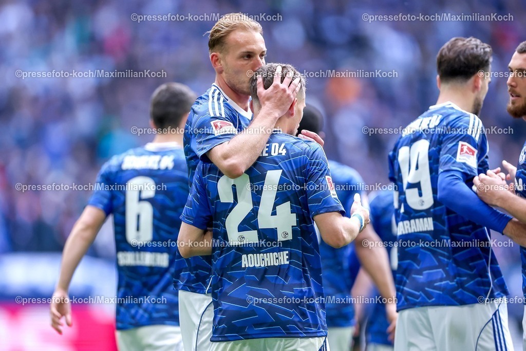 S0419042601032 | 19.04.2026, Fußball, FC Schalke 04 - SC Preußen Münster, 30. Spieltag, 2. Fußball Bundesliga, Veltins-Arena Gelsenkirchen, Saison 2025 2026: Torjubel nach dem Tor zum 3:0 durch Torschütze Adil Aouchiche&nbsp;(Schalke04 #24)  zusammen mit  Timo Becker&nbsp;(Schalke04 #05)  DFB regulations prohibit any use of photographs as image sequences and or quasi-video.