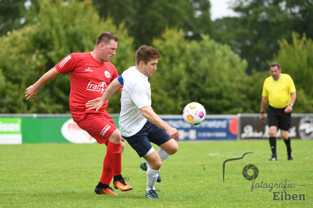 SV Brake Ü40-BW Bümmerstede (Ü40) | Kreispokal Finale Jade-Weser-Hunte Ü40; SV Brake Ü40 (rot)-BW Bümmerstede Ü40 (weiß) am 15.06.2025 in Rastede (Sportanlage Köttersweg), Photo: Philip Eiben 2025 - Realisiert mit Pictrs.com