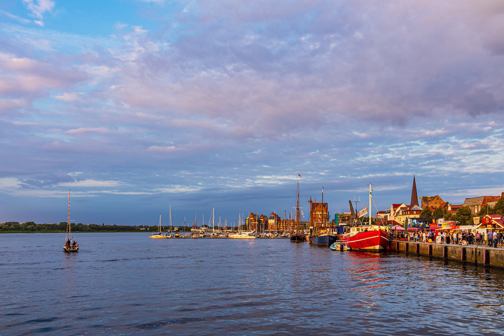 Stadthafen an der Warnow am Abend während der Hanse Sail in Rostock | Stadthafen an der Warnow am Abend während der Hanse Sail in Rostock.