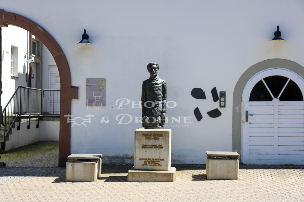 Bingen-9276 | Stefan George war ein deutscher Dichter, der von 1868 bis 1933 lebte. Er gilt als einer der bedeutendsten Vertreter des deutschen Symbolismus und war insbesondere für seine lyrischen Werke bekannt. - Realisiert mit Pictrs.com