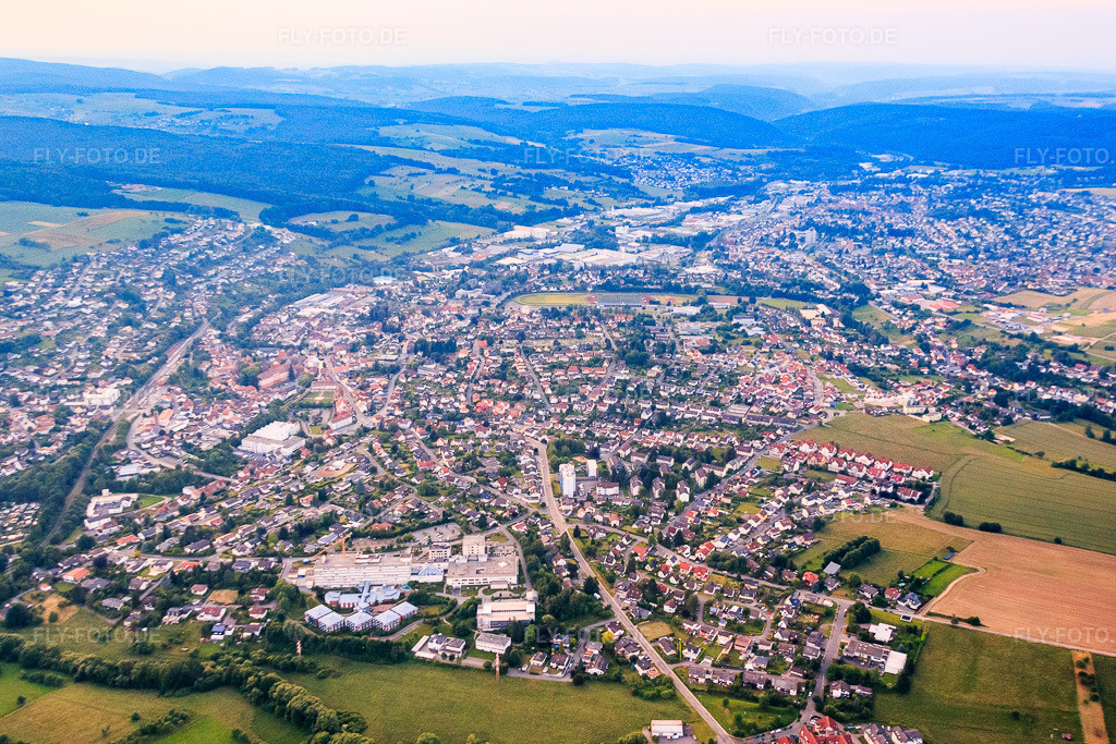 Luftbild: Stadtansicht aus Süden im Ortsteil Lauerbach in Erbach im Bundesland Hessen in Deutschland. Foto: IMG_089557.jpg vom 10.06.2016 durch Werner Riehm/FLY-FOTO.de