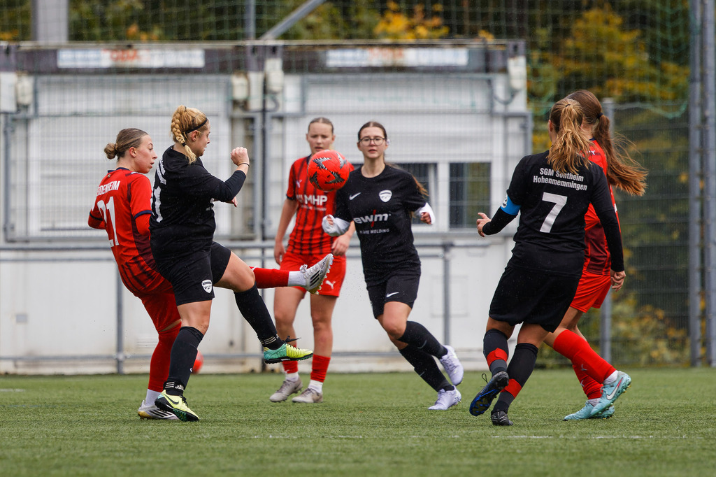 FCHHOH_251005_0349 | 1.FC Heidenheim 1846 II vs. SGM Hohenmemmingen/Sontheim, Fußball, Frauen, Bezirksliga, 2025/2026, 4. Spieltag, 05.10.2025 in Heidenheim, Kunstrasen b. Voith-Arena West(Foto: Michael Bulling) - Realisiert mit Pictrs.com