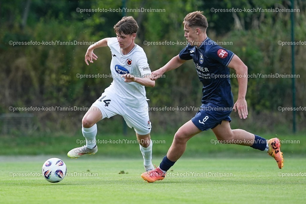 xYDR04072501046 | 04.07.2025, xydrx, Fußball, FC Viktoria Köln - SC Wiedenbrück, Testspiel, Trainingsplatz Pohlstadtsweg: Raphael Ott (Viktoria Köln #14) im Zweikampf gegen Vigo Wernet (SC Wiedenbrück #8)