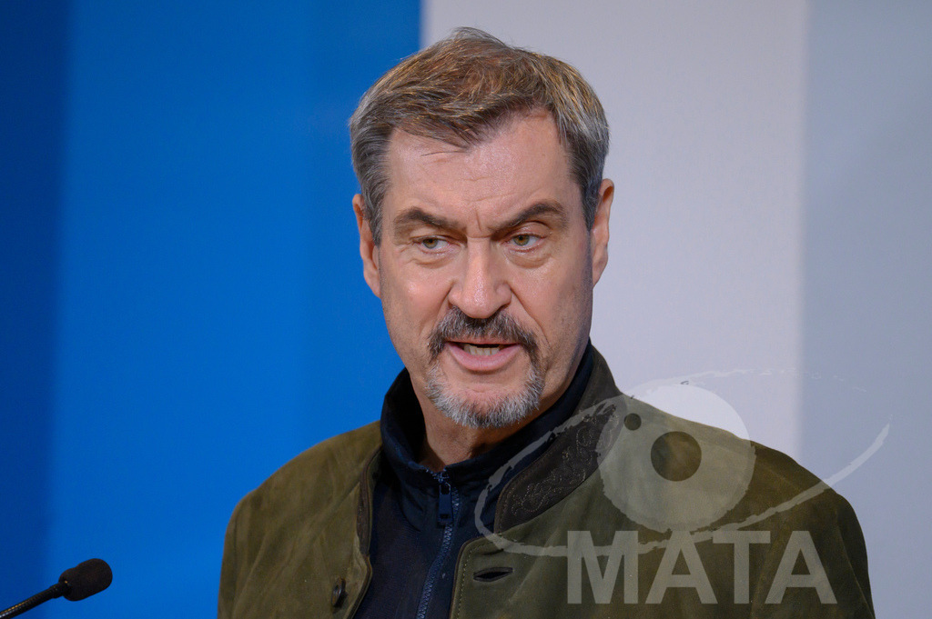 _DWI7682 | Bayerns Ministerpräsident Markus Söder (CSU) bei einer Pressekonferenz im Lokschuppen. Rosenheim, 02.12.2025 Bayern Deutschland - Realisiert mit Pictrs.com