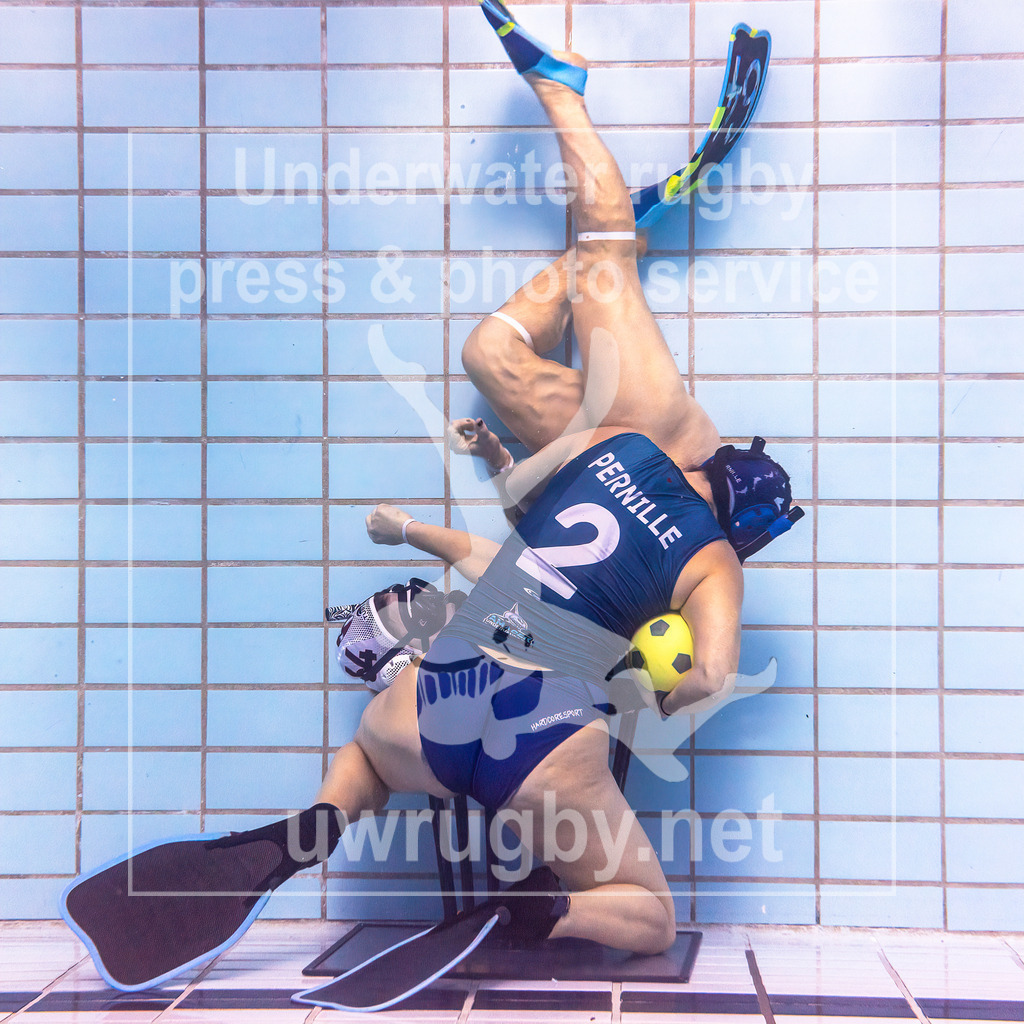 24. - 26.11.2023: Unterwasser-Rugby Champions Cup 2023  | Damen-Spiel um Platz 5:  Amager Uv-Rugby (Dänemark) in blau gegen UWRC Wien / Österreich in weiß. Strafwurf - Pernille Linnert Jensen (blau #2) als Angreiferin gegen die Doris Neuberger (weiß #64) als Torwartin für Wien. - Realisiert mit Pictrs.com