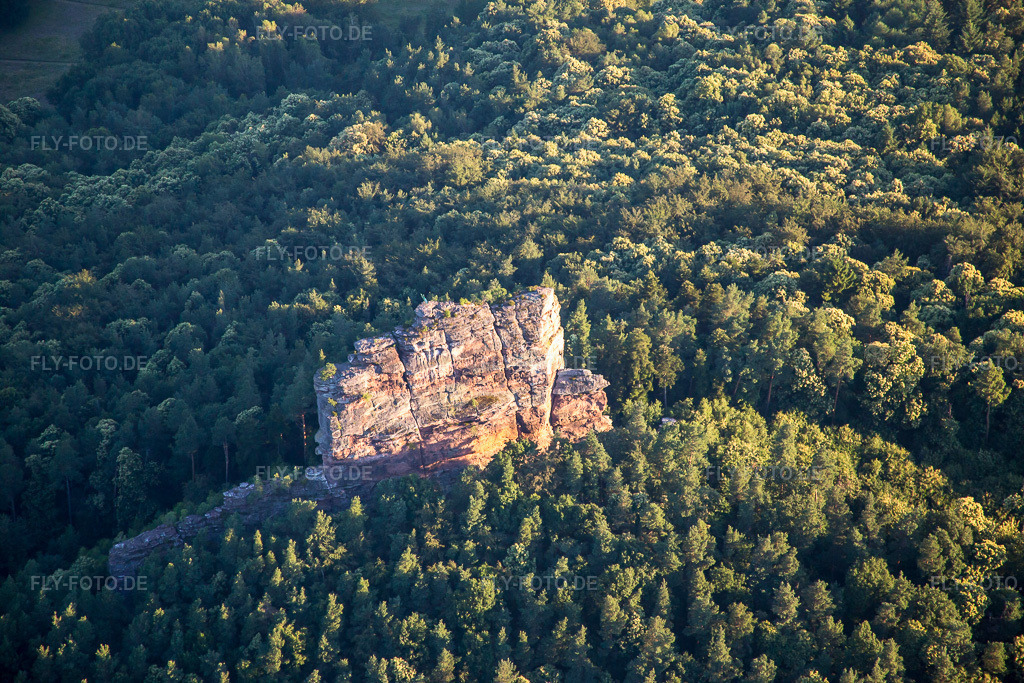 Luftbild: Asselstein in Annweiler am Trifels im Bundesland Rheinland-Pfalz in Deutschland. Foto: IMG_091593.jpg vom 10.07.2016 durch Werner Riehm/FLY-FOTO.de