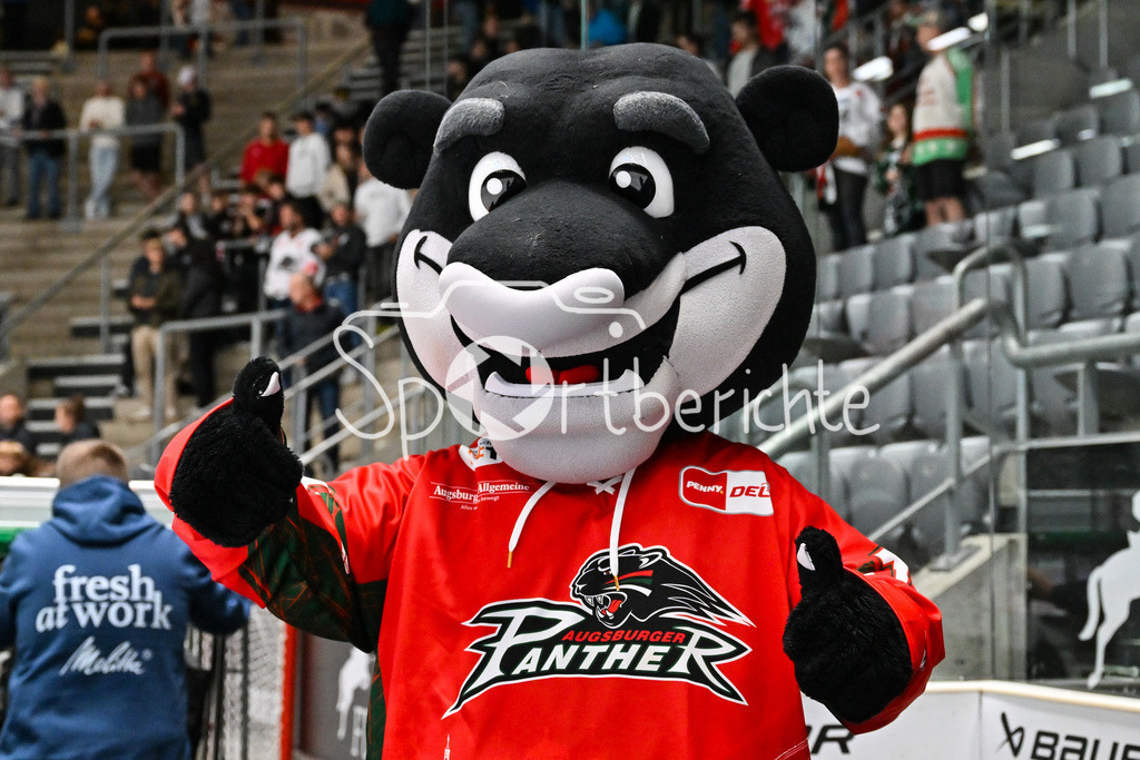 Augsburger Panther - Iserlohn Roosters | Die Augsburger Panther feiern zusammen mit ihren Fans den Heimsieg gegen Iserlohn / Penny DEL: Augsburger Panther - Iserlohn Roosters; Curt Frenzel Stadion am 21.09.2025 / im Bild DATSCHI