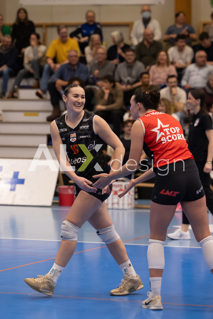 Volleyball I Frauen I Saison 2025-2026 I Volleyball NLA | Women I Round 16 I VC Kanti Schaffhausen - Viteos NUC I 31.01.2026 | 16 Scambray Tia (US) (Viteos NUC) – Außenangriff  //  9 Dvoracek Maia (US) (Viteos NUC) – Diagonalangriff - Realisiert mit Pictrs.com