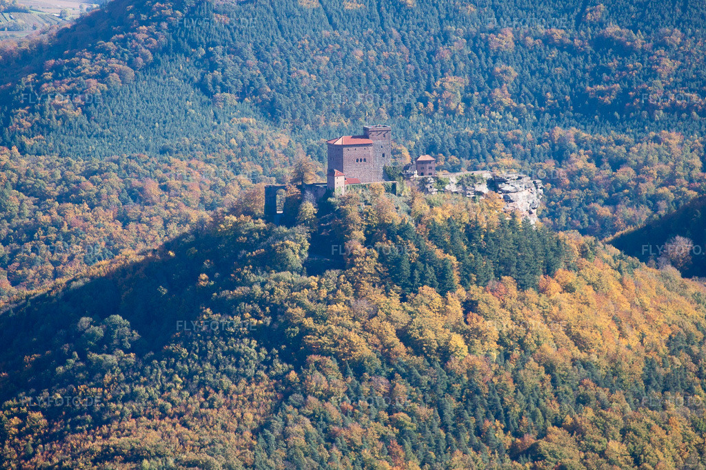 Luftbild: Burg Trifels in Annweiler am Trifels im Bundesland Rheinland-Pfalz in Deutschland. Foto: IMG_34757.jpg vom 26.10.2010 durch Werner Riehm/FLY-FOTO.de