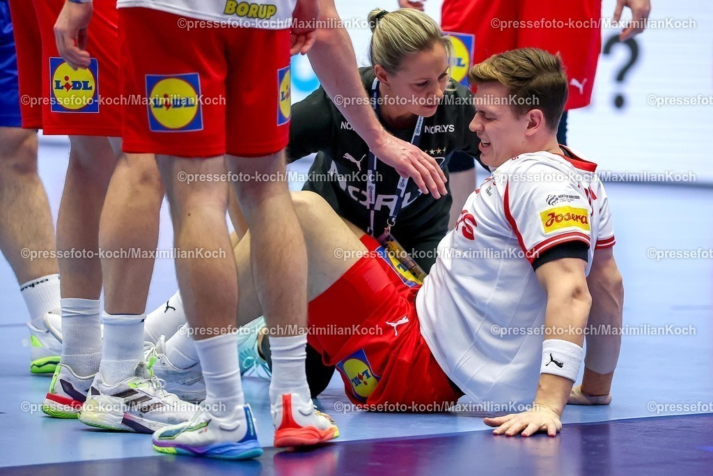 EHF18012602068 | 18.01.2026, Handball, Men's EHF EURO 2026, Dänemark - Rumänien, Jyske Bank Boxen in Herning, Dänemark, Preliminary Round:  Lukas Lindhard Jorgensen (Denmark #25) liegt verletzt und mit Schmerzen auf dem Boden und muss medizinisch versorgt werden. 