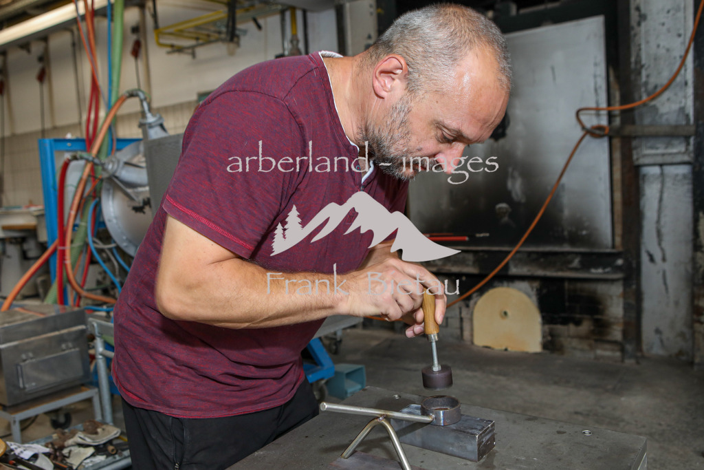 OE7A1236 | aus einem Tropfen Glas werden die Taler in Handarbeit gefertigt.Glasmacher Miro Potuceck, 