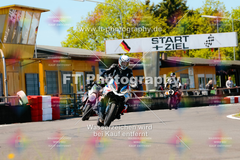 Moto-TeamOBK-21821 | Hier findet Ihr Bilder von Touristenfahrten auf der Nürburgring Nordschleife oder von anderen Veranstaltungen die ich besucht habe. Viel Spass beim Durch Schauen 