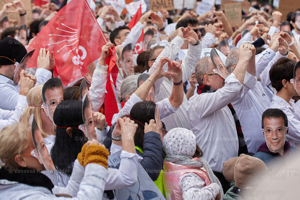 Wir sind alle Ekrem Imamoglu, Breitscheidplatz 30.03.2025 | Mehrere hundert Menschen demonstrieren am 30.03.2025 auf dem Berliner Breitscheidplatz für die Freilassung von Ekrem İmamoğlu sowie verhafteter Protestierender und für die Demokratie in der Türkei. Einige tragen Masken mit dem Gesicht des Istanbuler Bürgermeisters. - Realisiert mit Pictrs.com