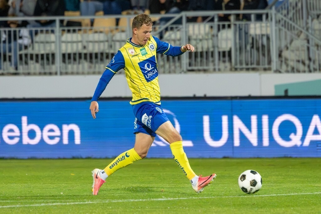 Admiral 2. Liga, Saison 2026/27, 8. Spieltag: First Vienna FC 1894 gegen SKN St. Pölten | Admiral 2. Liga, Saison 2026/27, 8. Spieltag: First Vienna FC 1894 gegen SKN St. Pölten / Luca Edelhofer (77, Vienna) am Ball - Realisiert mit Pictrs.com