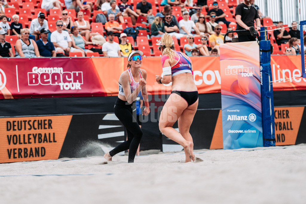 Beachvolleyball | Frauen | Allianz German Beach Tour 2024 | Tourstop Kühlungsborn 2 | 16.08.2024 | Christine Aulenbrock links freut sich mit Sandra Ferger rechts