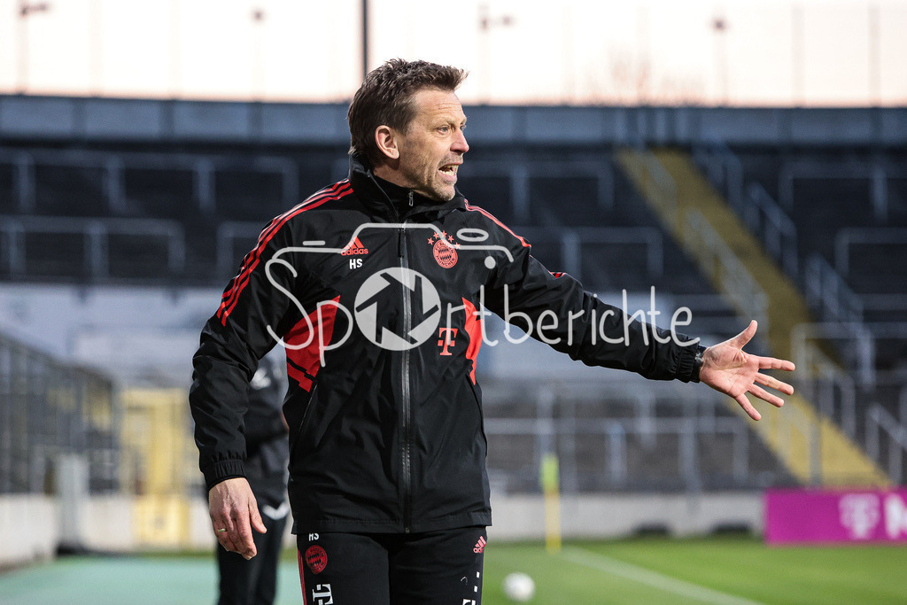 FC Bayern Amateure - FC Augsburg II | Bayern Trainer Holger SEITZ in Aktion / Freisteller / Einzelfoto