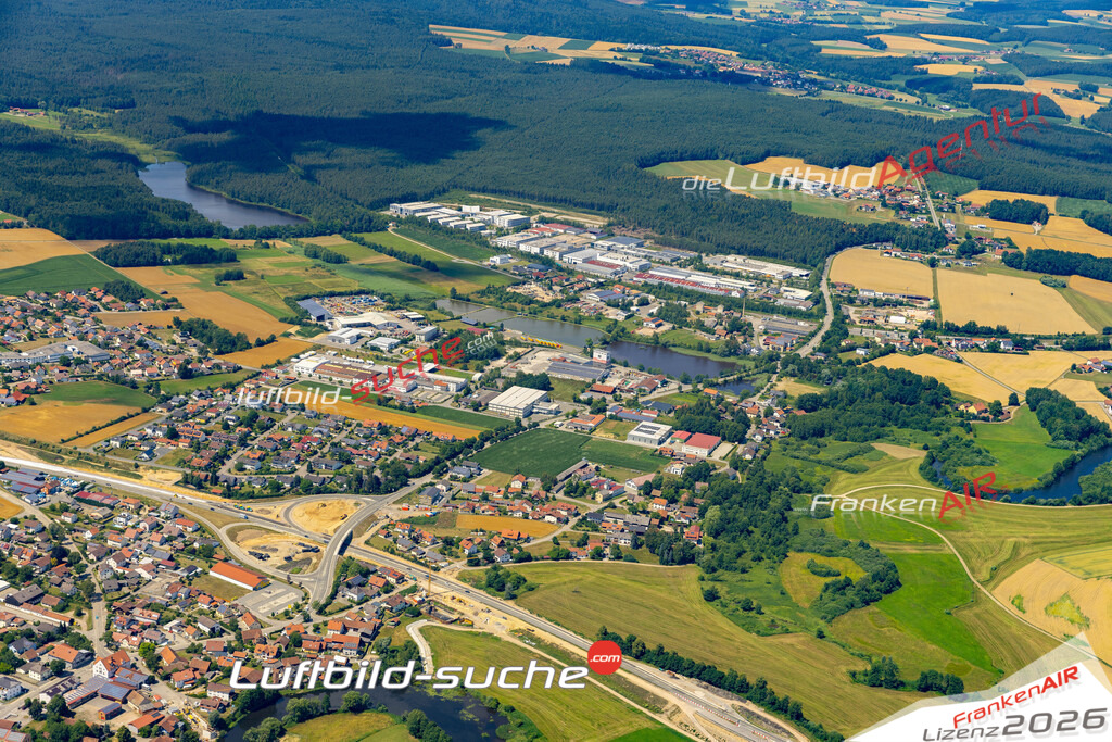 Die Luftaufnahme Mitterdorf - Roding wurde 2022 vom Flugzeug aus (keine Drohne) erstellt. Hohe Auflösung -für große Poster und Wandbilder geeignet - Garantiert!