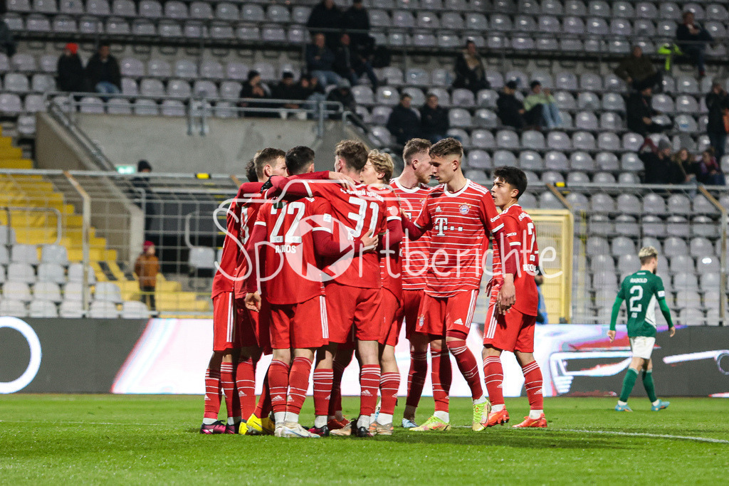 FC Bayern Amateure - 1. FC Schweinfurt | Die Bayern freuen sich ueber den Treffer zum 1-0 druch Timo KERN (FCB #10) / Elfmeter