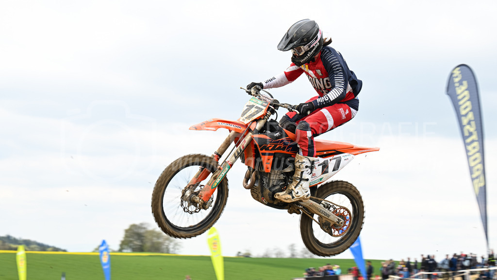 Motocross Schlatt bei Winterthur - 30. April 2023 | #17 Keller Ramon aus Truttikon (CH) auf KTM in der Kategorie ProRace Serie am Motocross Schlatt bei Winterthur, 30. April 2023. 
Instagram: @mx_schlatt | @mc_wila | @sam_schweiz
Bild: Sportfotografie Markus Aeschimann | www.markus-aeschimann.ch - Realisiert mit Pictrs.com