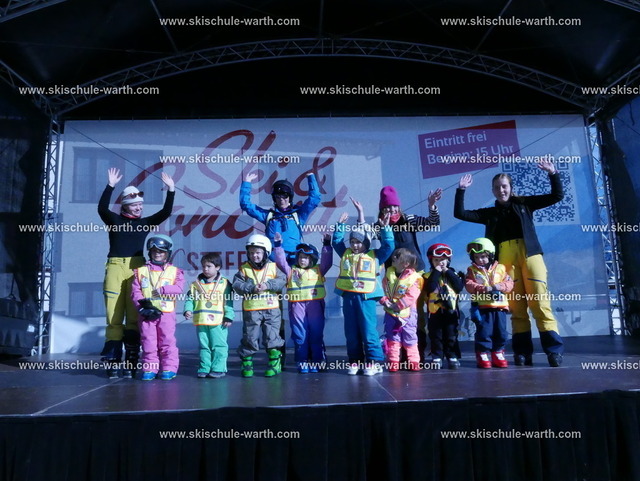 Gruppe Brigitte_ Jakoba _ Flora | Photos von der Skischule Warth - Realisiert mit Pictrs.com