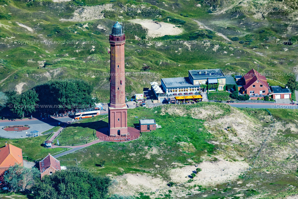 Norderney_Leuchtturm_ELS_6081050923 | NORDERNEY 05.09.2023 Leuchtturm in der Dünenlandschaft der Insel Norderney im Bundesland Niedersachsen. // Illuminated tower in the dunes of the island of Norderney in Lower Saxony. Foto: Martin Elsen