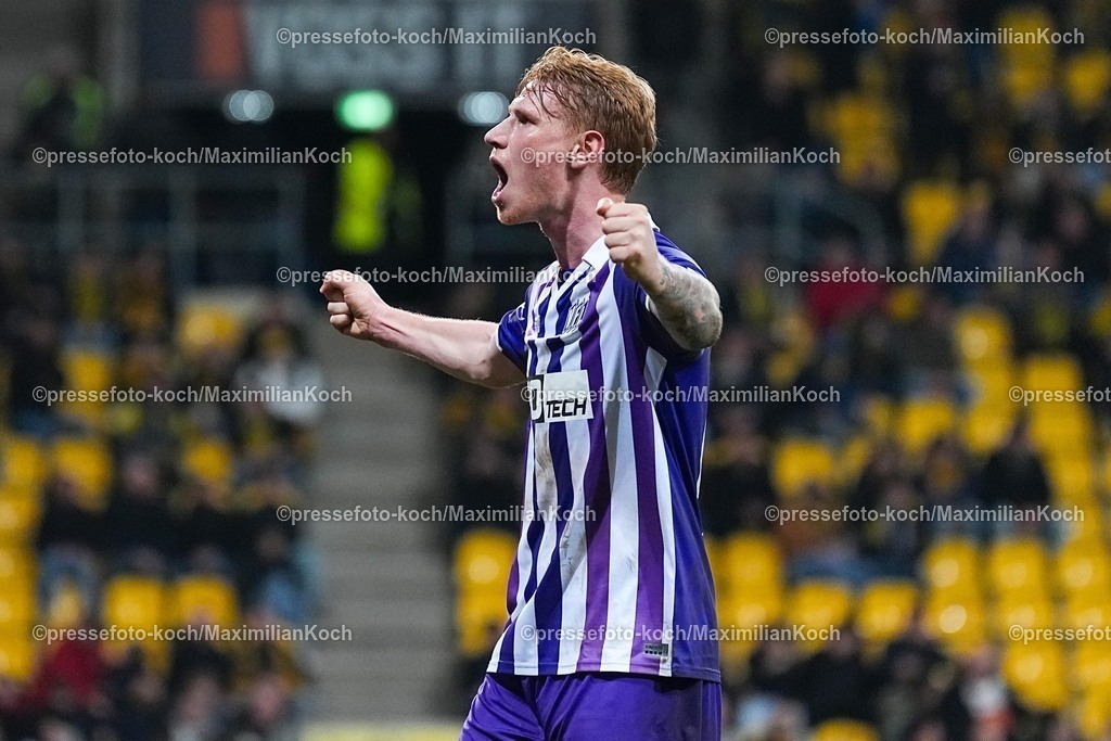 xYDRx17012601061 | 17.01.2026, xydrx, Fußball, 3.Liga, TSV Alemannia Aachen - VfL Osnabrück, Saison 2025 2026, Tivoli: Bjarke Jacobsen (VfL Osnabrück #15) bejubelt das 3:0 durch Robin Meißnern (VfL Osnabrück #11)       DFB regulations prohibit any use of photographs as image sequences and or quasi-video. Photo: xYannisxDreimannxPressefotoKochx