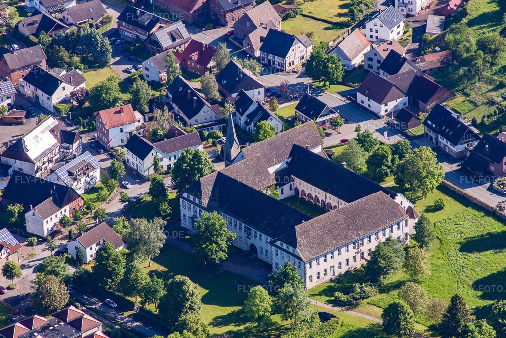Luftbild: Gebäudekomplex des Klosters Koptisch-Othodoxes Kloster Propsteistrasse im Ortsteil Brenkhausen in Höxter im Bundesland Nordrhein-Westfalen in Deutschland. Foto: IMG_65719.jpg vom 25.05.2014 durch Werner Riehm/FLY-FOTO.de