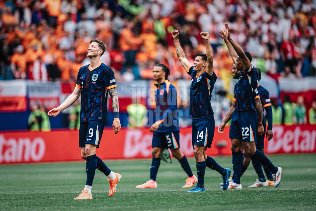 Fußball | Herren | UEFA-Fußball-Europameisterschaft 2024 | Gruppe D | Polen vs. Niederlande | 16.06.2024 | v.l. Wout Weghorst (#9, Niederlande) Nathan Ake (#5, Niederlande) Tijjani Reijnders (#14, Niederlande) und Denzel Dumfries (#22, Niederlande) freuen sich mit den Fans
