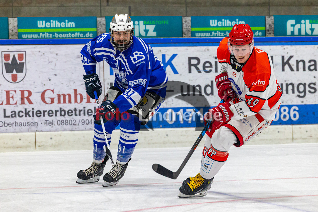 Achtelfinale Spiel 1 SC Forst vs EV Pegnitz ICE DOGS | Eishockey Landesliga Playoffs 2023/2024, Achtelfinale Spiel 1 SC Forst vs EV Pegnitz ICE DOGS, 20240218,
Duell zwischen Maximilian MEWES (Nature Boyz 91) und Ales FURCH (ICE DOGS 49),
2024-02-18 in Peißenberg (Eisstadion)
91 Maximilian MEWES (Nature Boyz 91), 49 Ales FURCH (ICE DOGS 49)
Copyright: WolfgangxLindner foto-lindner.de