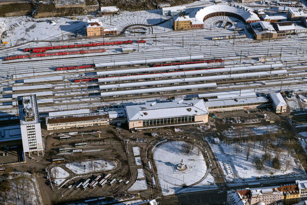 4043224 | WüRZBURG 13.02.2021 Winterlich schneebedeckte Gleisverlauf und Gebäude des Hauptbahnhofes der Deutschen Bahn im Ortsteil Altstadt in Würzburg im Bundesland Bayern, Deutschland. // Wintry snowy track progress and building of the main station of the railway in Wuerzburg in the state Bavaria, Germany. Foto: Gerhard Launer