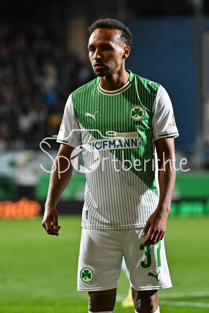 SpVgg Greuther Fürth - Karlsruher SC | FUERTH, GERMANY - OCTOBER 24: Julian GREEN (SpVgg Greuther Fuerth 37) during the 2. bundesliga match between SpVgg Greuther Fuerth vs. Karlsruher SC on matchday 10 at Sportpark Ronhof Thomas Sommer on October 24, 2025 in Fuerth, Germany / DFL REGULATIONS PROHIBIT ANY USE OF PHOTOGRAPHS AS IMAGE SEQUENCES AND/OR QUASI-VIDEO