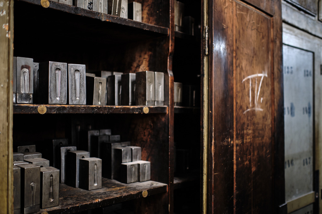 Lager mit Stanzformen für die Besteckteile | Wien, Austria - April 20, 2021: Jarosinski &amp; Vaugoin; Lager mit Stanzformen für die Besteckteile. - Realisiert mit Pictrs.com