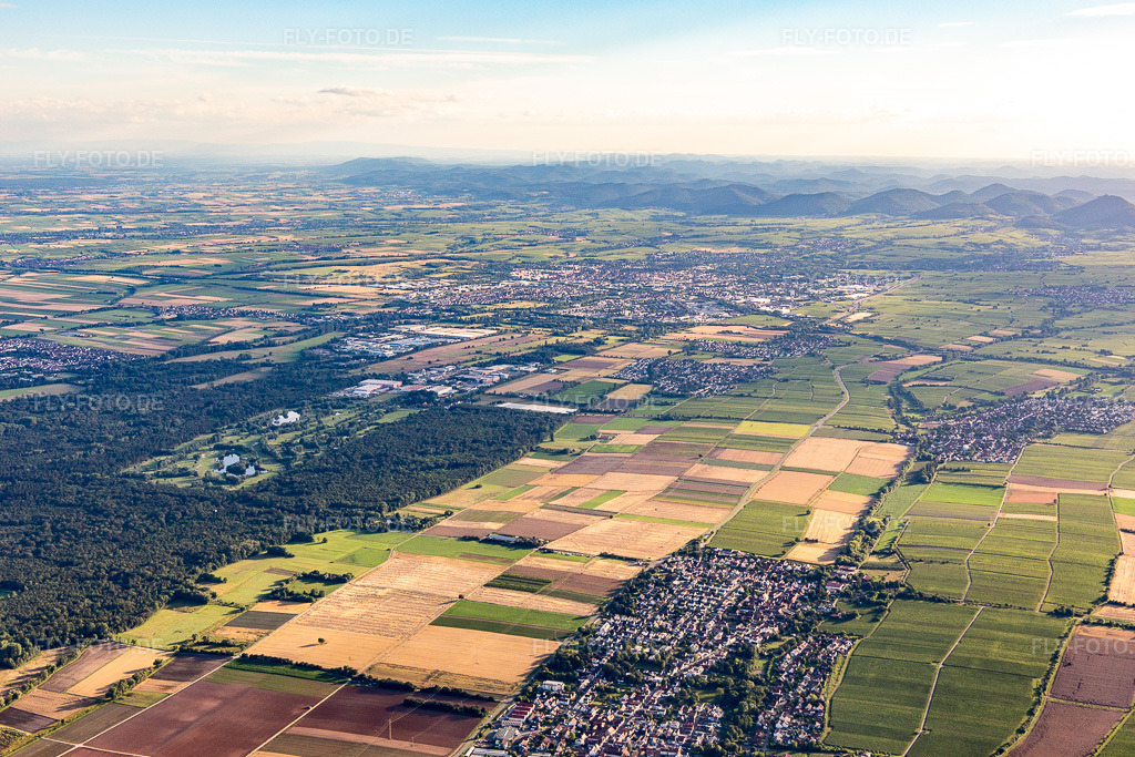 Luftbild: Im Hintergrund Golfanlage Landgut Dreihof - GOLF absolute im Ortsteil Niederhochstadt in Hochstadt im Bundesland Rheinland-Pfalz in Deutschland. Foto: IMG_142271.jpg vom 07.07.2024 durch Werner Riehm/FLY-FOTO.de