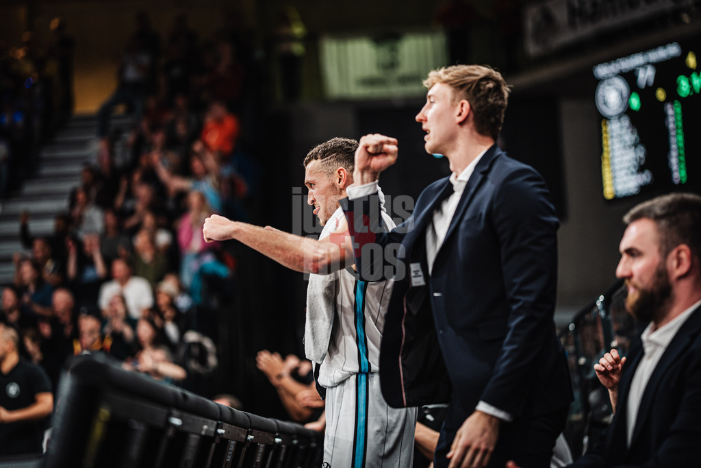 Basketball | Männer | Saison 2024/2025 | easyCredit Basketball Bundesliga | 4. Spieltag | Veolia Towers Hamburg vs. EWE Baskets Oldenburg | 06.10.2024 | Brae Ivey (#1, Veolia Towers Hamburg) jubelt