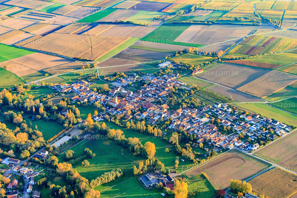 Luftbild: Ortsansicht von Nordwesten im Ortsteil Mühlhofen in Billigheim-Ingenheim im Bundesland Rheinland-Pfalz in Deutschland. Foto: IMG_60670.jpg vom 24.10.2013 durch Werner Riehm/FLY-FOTO.deAuflösung des Originals: 4602 x 3068 px