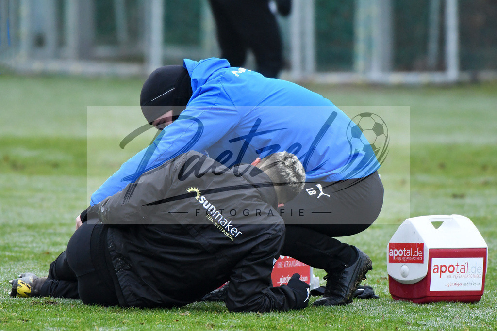 20200125_TRAOSN_0008 | Fußball, Herren: Physiotherapeut Lennart Bartling (VfL Osnabrück) behandelt Anas Ouahim (VfL Osnabrück) beim Training des VfL Osnabrück am 25.01.2020 im Sportpark Illoshöhe in Osnabrück, Deutschland.(Foto von Nico Paetzel) - Realisiert mit Pictrs.com