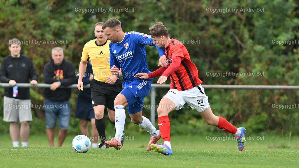 SpVg Eidertal Molfsee vs TSV Kronshagen | Tom Wüllner (Molfsee #10) vs Lucas Sylla (TSVK #26) vor den Augen von Schiedsrichter Frederik Simon / Fußball-Landesliga Schleswig Männer 2025/2026 / SpVg Eidertal Molfsee vs TSV Kronshagen / Platz A / Molfsee / 13.09.25 - Realisiert mit Pictrs.com