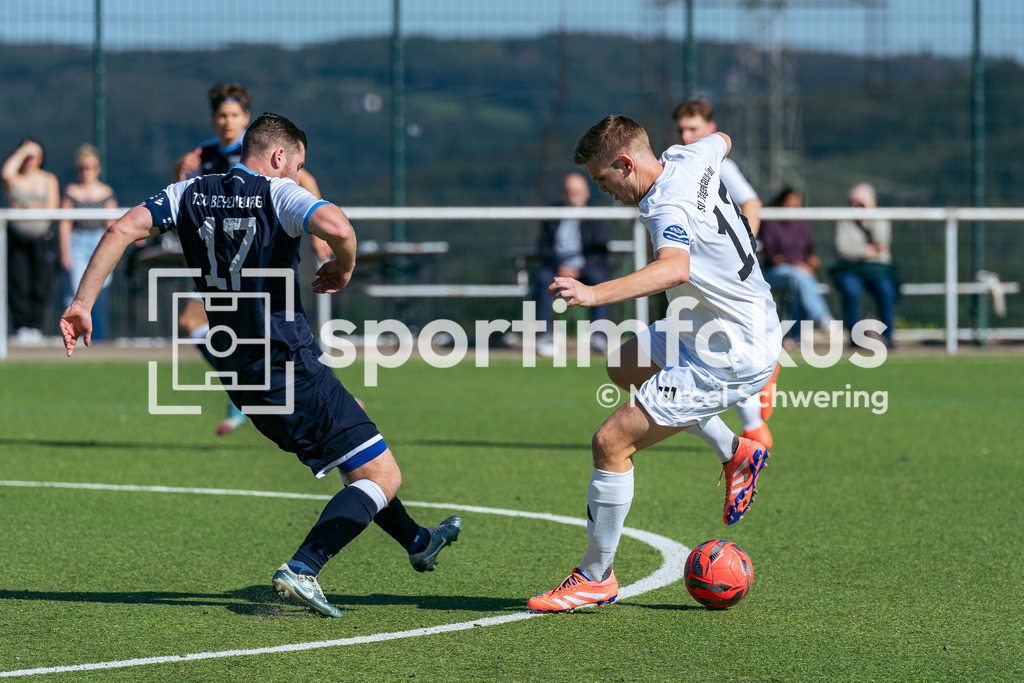 SV Jägerhaus-Linde – TSV Beyenburg | Marius Schubert (13, SV Jägerhaus-Linde) im Dribbling gegen Jannik Heymann (17, TSV Beyenburg). Kreisliga A: SV Jägerhaus-Linde gegen TSV Beyenburg, Wuppertal, 27.09.2026. Endstand: 1:2 (0:1). sportimfokus / Marcel Schwering - Realisiert mit Pictrs.com